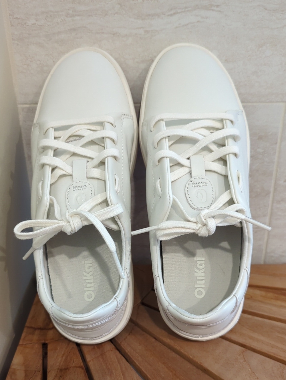 OluKai Pehuea Li Ili Sneakers in White (Size 7)